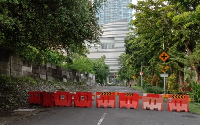 Sepi, Bundaran Satelit Mayjen Sungkono hingga Jalan Adityawarman Ditutup Sepi, Bundaran Satelit Mayjen Sungkono hingga Jalan Adityawarman Ditutup