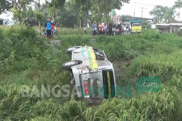 Kecelakaan Tunggal di Desa Kertorejo Jombang, Mobil Siaga Desa Gambiran Terguling Masuk Sawah