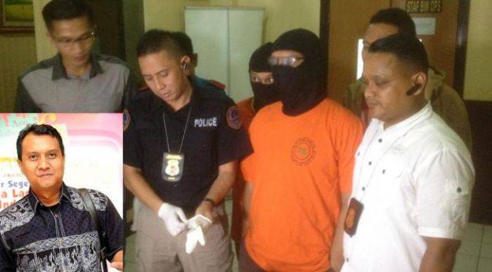 Ditangkap Polisi karena Narkoba, Ari “PADI” Acungkan Salam Metal Ditangkap Polisi karena Narkoba, Ari “PADI” Acungkan Salam Metal