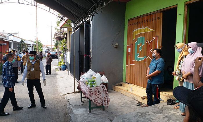 Ra Latif Serahkan APD dan Sembako Bagi Keluarga 3 Kakak Beradik yang Meninggal Akibat Covid-19 Ra Latif Serahkan APD dan Sembako Bagi Keluarga 3 Kakak Beradik yang Meninggal Akibat Covid-19