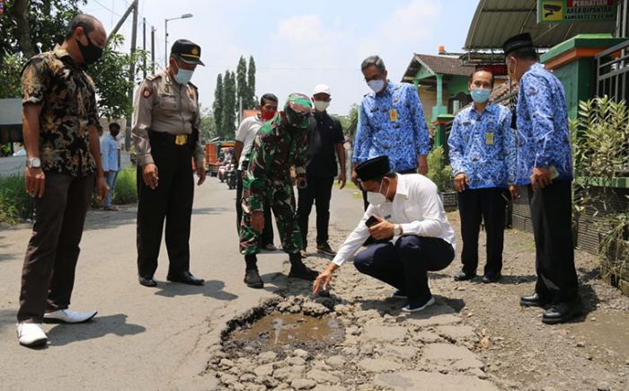 Sempat Ditanami Pohon Pisang, Jalan Rusak di Desa Kedungbocok Tarik Bakal Diperbaiki Sempat Ditanami Pohon Pisang, Jalan Rusak di Desa Kedungbocok Tarik Bakal Diperbaiki