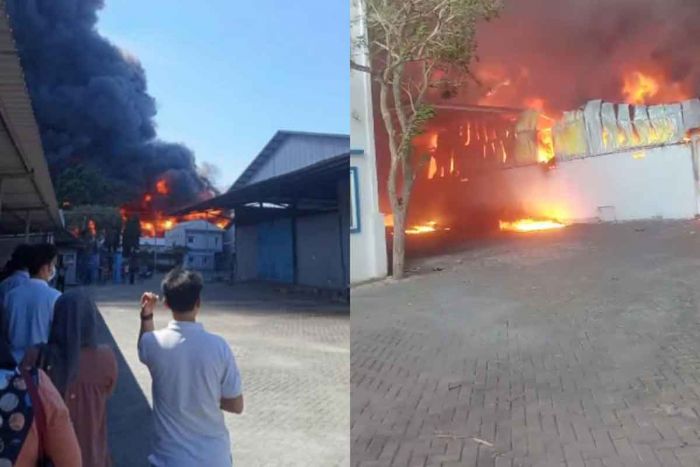 Pabrik Plastik di Menganti Gresik Terbakar Pabrik Plastik di Menganti Gresik Terbakar