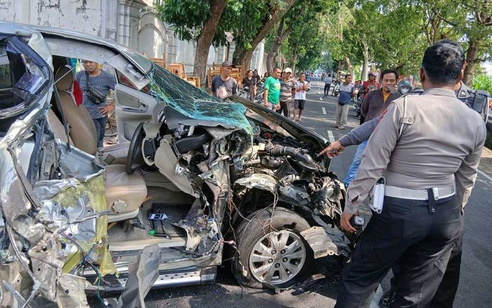 Mobil Hancur, Pengemudi Innova Selamat dari Maut Usai Oleng dan Tabrak Truk di Blitar Mobil Hancur, Pengemudi Innova Selamat dari Maut Usai Oleng dan Tabrak Truk di Blitar