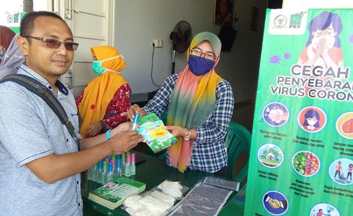 Tangkal Covid-19, DPC PKB Tuban Membagikan Masker dan Hand Sanitizer Gratis kepada Warga Tangkal Covid-19, DPC PKB Tuban Membagikan Masker dan Hand Sanitizer Gratis kepada Warga
