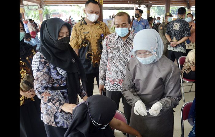 Bupati dan Wabup Tinjau Vaksinasi 900 ASN Pemkab Mojokerto Bupati dan Wabup Tinjau Vaksinasi 900 ASN Pemkab Mojokerto