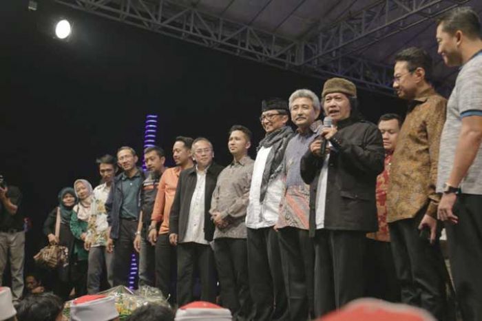 Ngaji Bareng Cak Nun "Menuju Revolusi Industri 4.0", Emil: Jangan Takut Teknologi Ngaji Bareng Cak Nun "Menuju Revolusi Industri 4.0", Emil: Jangan Takut Teknologi