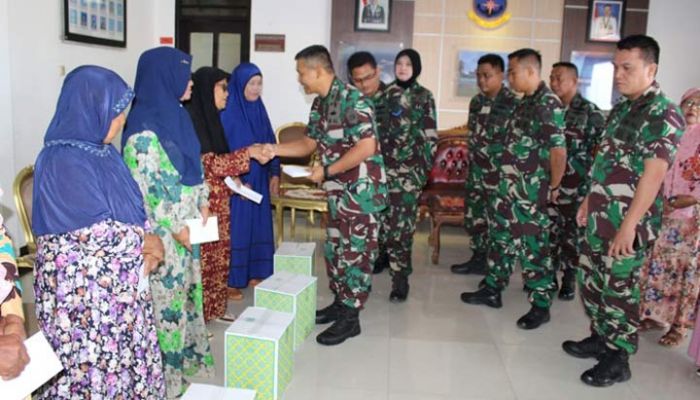 Danlanal Banjarmasin Serahkan Dana Sosial dan Kesehatan ke Purnawirawan TNI AL Danlanal Banjarmasin Serahkan Dana Sosial dan Kesehatan ke Purnawirawan TNI AL