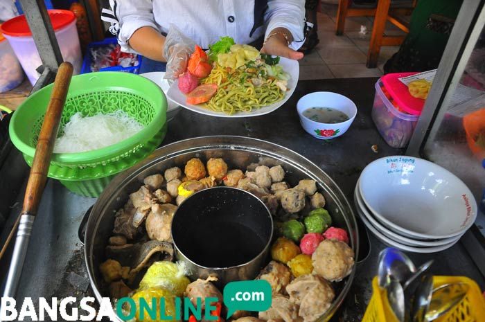 Bakso dan Mie Ayam Pelangi Ini sedang Hits di Bojonegoro, Pewarnanya Alami dari Sayuran Bakso dan Mie Ayam Pelangi Ini sedang Hits di Bojonegoro, Pewarnanya Alami dari Sayuran