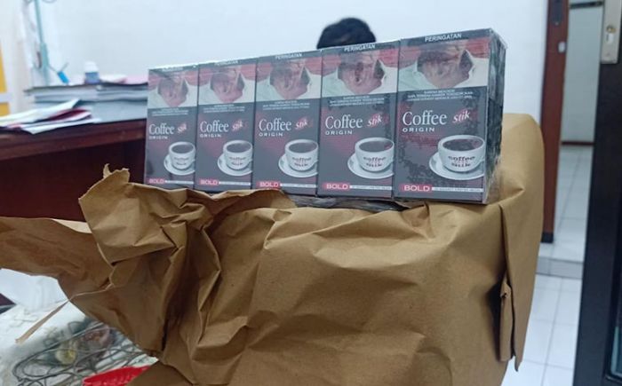 Polisi Gerebek Pabrik Rokok Coffee di Sidoarjo, Sita 1,1 Juta Batang Rokok Ilegal Polisi Gerebek Pabrik Rokok Coffee di Sidoarjo, Sita 1,1 Juta Batang Rokok Ilegal