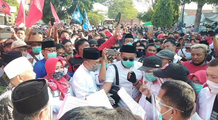 Ribuan Masyarakat Antar Paslon Sugiri Sancoko-Lisdyarita Daftar ke KPU Ponorogo Ribuan Masyarakat Antar Paslon Sugiri Sancoko-Lisdyarita Daftar ke KPU Ponorogo