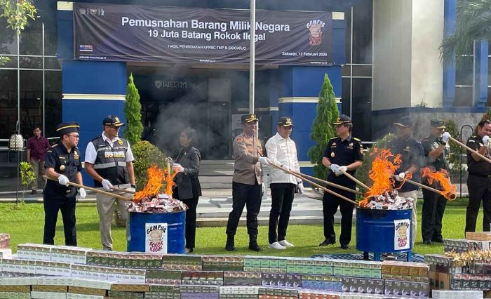 Bea Cukai Sidoarjo Musnahkan 19 Juta Batang Rokok Ilegal Bea Cukai Sidoarjo Musnahkan 19 Juta Batang Rokok Ilegal