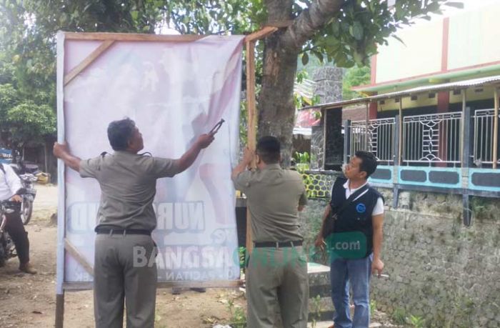 Ratusan APK Caleg Dicopot Panwas Karena Melanggar Aturan Ratusan APK Caleg Dicopot Panwas Karena Melanggar Aturan