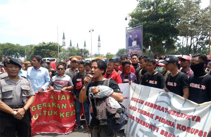 Datangi Kejari Tuban, Puluhan Warga Mojoagung Minta Kasus Korupsi Kades Diusut Tuntas Datangi Kejari Tuban, Puluhan Warga Mojoagung Minta Kasus Korupsi Kades Diusut Tuntas