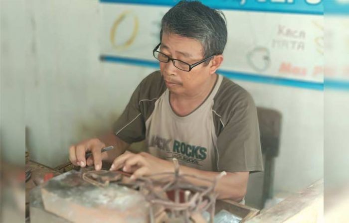 Meski Omzet Turun, Usaha Sepuh Emas di Pacitan Masih Tetap Eksis Meski Omzet Turun, Usaha Sepuh Emas di Pacitan Masih Tetap Eksis