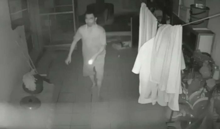 Pencuri di Desa Kebonagung Porong Terekam CCTV Pencuri di Desa Kebonagung Porong Terekam CCTV