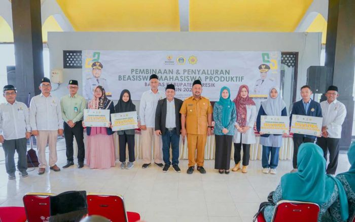 Bupati Gresik Salurkan Beasiswa Senilai Rp155 Juta untuk Mahasiswa Tidak Mampu Bupati Gresik Salurkan Beasiswa Senilai Rp155 Juta untuk Mahasiswa Tidak Mampu