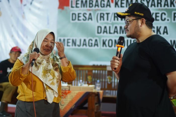 Ketua RT di Kediri Menangis di Depan Bupati Dhito, Mengapa? Ketua RT di Kediri Menangis di Depan Bupati Dhito, Mengapa?
