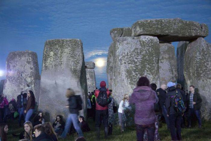 Puluhan Ribu Wisatawan Nikmati Matahari Terbit di Stonehenge Puluhan Ribu Wisatawan Nikmati Matahari Terbit di Stonehenge