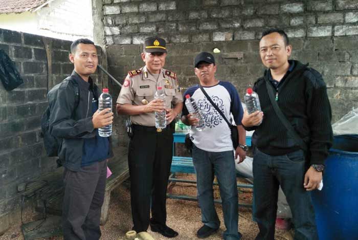 Berupaya Kecoh Petugas, Produksi Arak Dilakukan di Kandang Kambing Berupaya Kecoh Petugas, Produksi Arak Dilakukan di Kandang Kambing