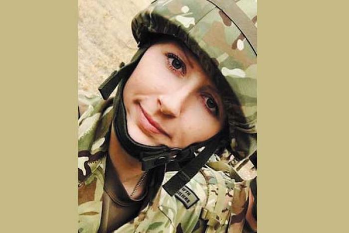 Tentara Perwira Perempuan Lakukan Pelecehan Seksual kepada Prajurit Penjaga Istana Tentara Perwira Perempuan Lakukan Pelecehan Seksual kepada Prajurit Penjaga Istana