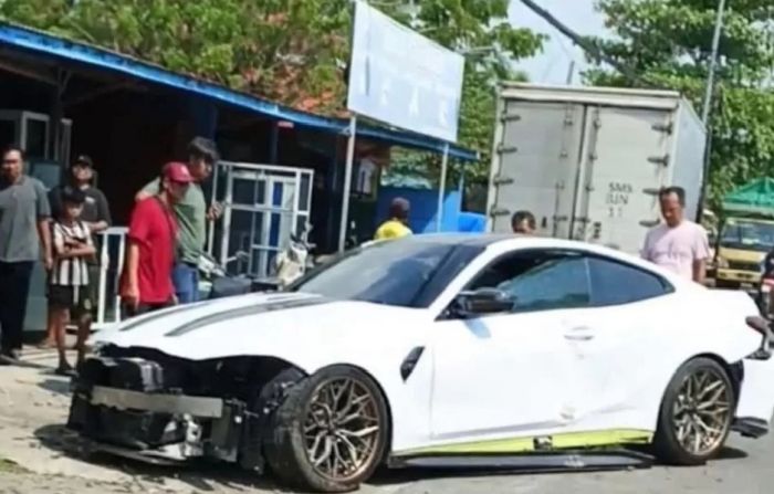 Mobil Sport Putih Tabrak Pohon di Sekaran Lamongan, Apa Penyebabnya?