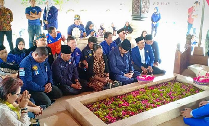 Safari Politik Keliling Jawa Timur, Surya Paloh Nyekar ke Makam Bung Karno Safari Politik Keliling Jawa Timur, Surya Paloh Nyekar ke Makam Bung Karno