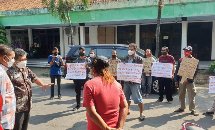 Resah Adanya PPKM Darurat, Puluhan PKL Jombang Demo: Lama-lama Kami Bisa Mati Karena Stres Resah Adanya PPKM Darurat, Puluhan PKL Jombang Demo: Lama-lama Kami Bisa Mati Karena Stres