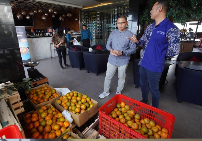 Pj Wali Kota Batu Apresiasi Kolaborasi Petani Jeruk Keprok, Hand Painted Rokhim dan Hotel Aston Inn Pj Wali Kota Batu Apresiasi Kolaborasi Petani Jeruk Keprok, Hand Painted Rokhim dan Hotel Aston Inn