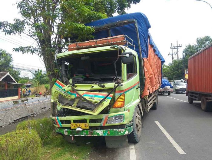 Tronton Hantam Dump Truk di Jombang, Satu Sopir Dilarikan ke Rumah Sakit