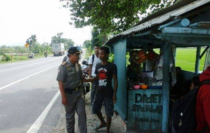 Razia, Satpol PP Tuban Peringatkan Warung Buka Siang Bolong Tanpa Tabir Razia, Satpol PP Tuban Peringatkan Warung Buka Siang Bolong Tanpa Tabir