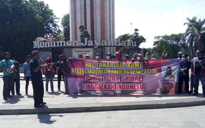 Elemen Masyarakat Sidoarjo Gelar Aksi Tolak Kedatangan Habib Rizieq Elemen Masyarakat Sidoarjo Gelar Aksi Tolak Kedatangan Habib Rizieq