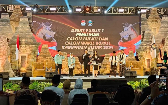 Debat Pilbup Blitar 2024, Paslon Nomor Urut 2 Diduga Bawa Data ke Atas Panggung Debat Pilbup Blitar 2024, Paslon Nomor Urut 2 Diduga Bawa Data ke Atas Panggung