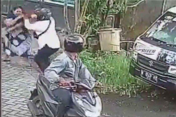 Bermodus Tanya Alamat, Dua Pria di Sidoarjo Terekam CCTV Jambret Kalung Emak-Emak Bermodus Tanya Alamat, Dua Pria di Sidoarjo Terekam CCTV Jambret Kalung Emak-Emak