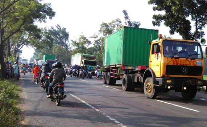 Truk Tronton Seruduk Truk Trailer Parkir di Raya Perak Jombang