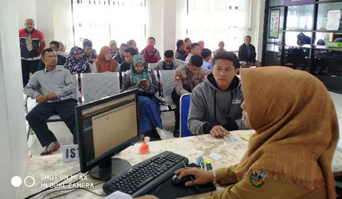 Hari Pertama Masuk Kerja, Dispendukcapil Pacitan Diserbu Pemohon Adminduk