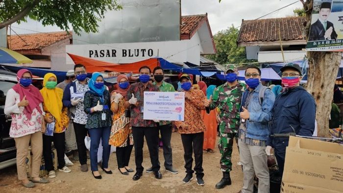 Cegah Covid-19 di Sumenep, Babinsa Koramil Bluto Gandeng BRI Bagikan Ratusan Masker Cegah Covid-19 di Sumenep, Babinsa Koramil Bluto Gandeng BRI Bagikan Ratusan Masker