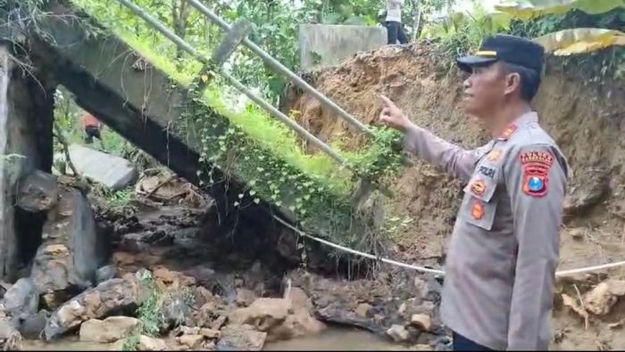 Jembatan Penghubung Antarkecamatan Ambruk akibat Banjir, Pj Bupati Bangkalan Upayakan Hal ini Jembatan Penghubung Antarkecamatan Ambruk akibat Banjir, Pj Bupati Bangkalan Upayakan Hal ini