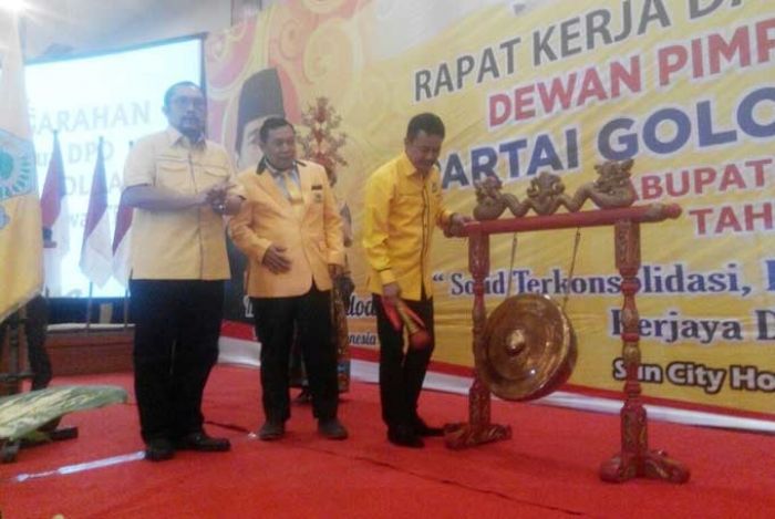 Buka Rakerda di Sidoarjo, Ketua Golkar Jatim Minta Kader Tak Berebut Jabatan Buka Rakerda di Sidoarjo, Ketua Golkar Jatim Minta Kader Tak Berebut Jabatan