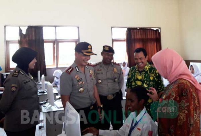 Bersama Dewan dan Kadindik, Kapolres Batu Sidak Pelaksanaan UNBK Bersama Dewan dan Kadindik, Kapolres Batu Sidak Pelaksanaan UNBK