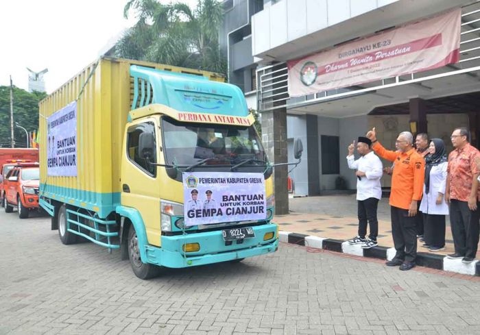 Bupati Gresik Lepas Pengiriman Bantuan untuk Korban Gempa Cianjur Bupati Gresik Lepas Pengiriman Bantuan untuk Korban Gempa Cianjur