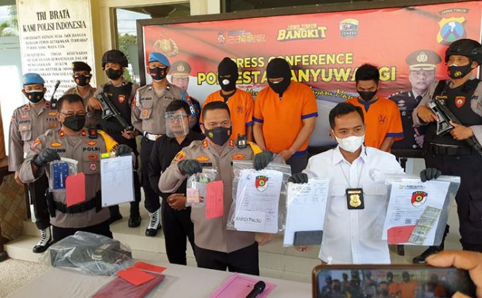 Polisi Bongkar Sindikat Pembuat Hasil Tes Antigen Palsu di Banyuwangi, 3 Orang Ditangkap 1 DPO Polisi Bongkar Sindikat Pembuat Hasil Tes Antigen Palsu di Banyuwangi, 3 Orang Ditangkap 1 DPO