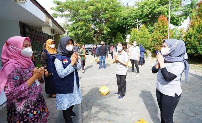 Terdampak PPKM Darurat, Karyawan Toko Modern Terima Bantuan Sembako dari Pemkab Banyuwangi