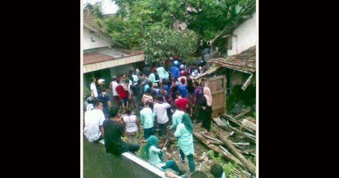 Pesawat TNI AU Jatuh di Blimbing Malang, Jadi Tontonan Warga Pesawat TNI AU Jatuh di Blimbing Malang, Jadi Tontonan Warga
