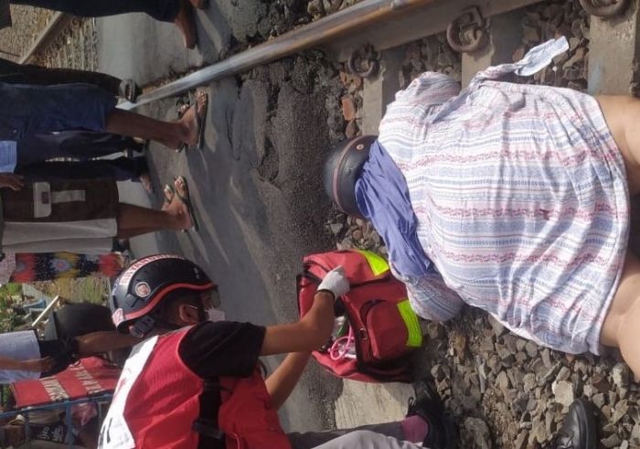 Penjaga Perlintasan Lalai, Seorang Wanita Luka Parah Usai Tertemper KA di Gubeng Jaya Surabaya Penjaga Perlintasan Lalai, Seorang Wanita Luka Parah Usai Tertemper KA di Gubeng Jaya Surabaya