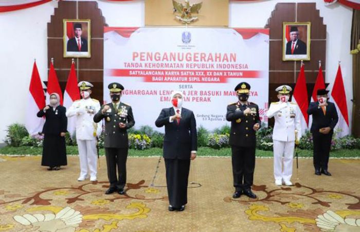 2.694 ASN Jatim Terima Penghargaan dari Gubernur Khofifah 2.694 ASN Jatim Terima Penghargaan dari Gubernur Khofifah