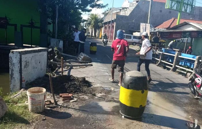 Protes Jembatan Rusak Tak Segera Diperbaiki, Warga Sedati Sidoarjo Pasang Portal dan Drum Cor Protes Jembatan Rusak Tak Segera Diperbaiki, Warga Sedati Sidoarjo Pasang Portal dan Drum Cor
