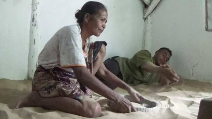 Tiga Desa di Sumenep ini Warganya Tidur di Kasur Pasir, Diyakini Sembuhkan Penyakit Tiga Desa di Sumenep ini Warganya Tidur di Kasur Pasir, Diyakini Sembuhkan Penyakit