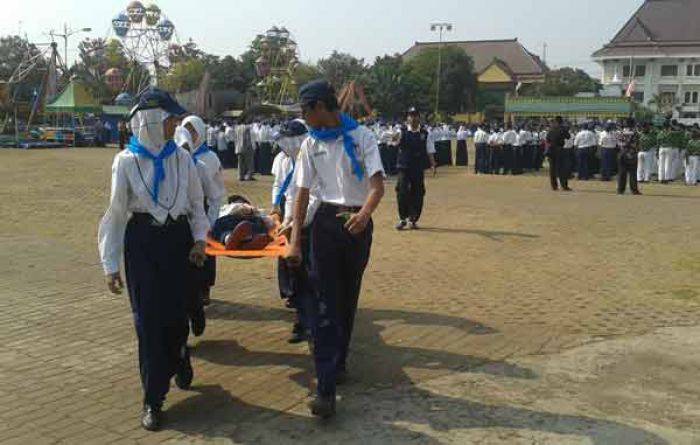 Peserta Upacara Hari Sumpah Pemuda di Tuban juga Bertumbangan Peserta Upacara Hari Sumpah Pemuda di Tuban juga Bertumbangan