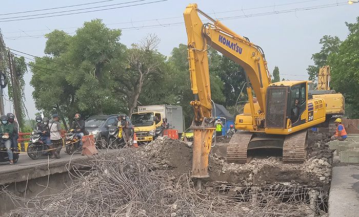 Perbaikan Jembatan Ambles, Ribuan Pelanggan PDAM Lamongan Terdampak Perbaikan Jembatan Ambles, Ribuan Pelanggan PDAM Lamongan Terdampak