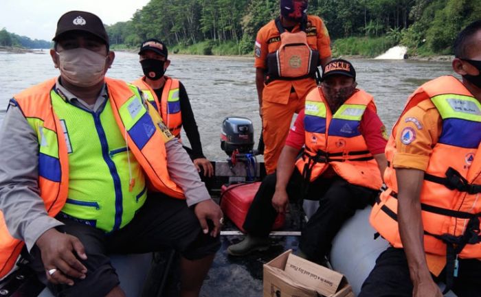 Pria di Blitar Hanyut di Sungai Brantas Saat Cari Ikan Pria di Blitar Hanyut di Sungai Brantas Saat Cari Ikan